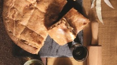 Πίτα κουρού με λάχανο, καπνιστό λουκάνικο και ανθότυρο