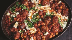 Κεφτεδάκια με ρεβίθια κοκκινιστά στον φούρνο