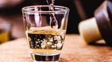 Στην Ελλάδα με ένα τσίπουρο γιορτάζουμε τα πάντα και τίποτα