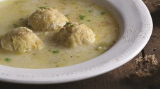 Γιουβαρλάκια: η σούπα που αγαπάμε τον χειμώνα