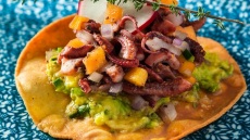 Τοστάδα με μοσχιούς, μηλολωτό και αβοκάντο