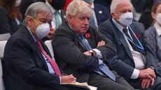 COP26: Ο Μπόρις Τζόνσον απαντά γιατί κάθισε χωρίς μάσκα δίπλα στον 95χρονο Ντέιβιντ Ατένμπορο