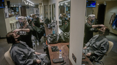 Πήραν «φωτιά» τηλέφωνα στα κομμωτήρια για ραντεβού από ανεμβολίαστους στη Θεσσαλονίκη