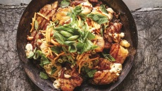 «Σπασμένες» τηγανητές πατάτες με κάρυ, γιαούρτι με πίκλες λάιμ και Bombay mix