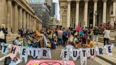 «Αρκετά με το μπλα μπλα»: Στους δρόμους της Γλασκώβης οι νέοι για το κλίμα