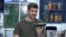 Συνταγές εύκολες, αλλά ιδιαίτερες προτείνει ο Άκης Πετρετζίκης στο «Kitchen Lab» 