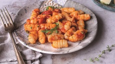 Ιταλικά νιόκι με βερονέζικη σάλτσα ντομάτας