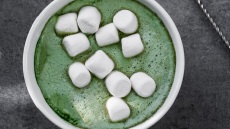 Πράσινη ζεστή σοκολάτα υπάρχει; Ναι, με τσάι μάτσα!