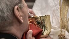 Παρέμβαση εισαγγελέα για τον ιερέα στη Μυτιλήνη που κοινωνούσε πιστούς ενώ είχε κορωνοϊό