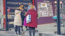 «Πρεμιέρα» των νέων μέτρων για τους ανεμβολίαστους, με click away οι αγορές για όσους δεν διαθέτουν test