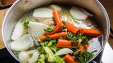 Φτιάχνουμε νόστιμες και θρεπτικές διαυγείς σούπες