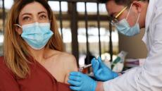 Κορωνοϊός: Οι τρεις δόσεις είναι εξίσου αποτελεσματικές είτε από το ίδιο εμβόλιο, είτε από συνδυασμό σκευασμάτων