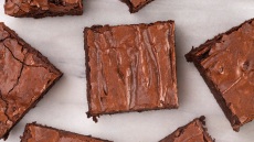 Πανεύκολα μπράουνις με 3 υλικά