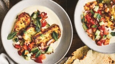 Ψητό χαλούμι με κάρι και ντοματοσαλάτα