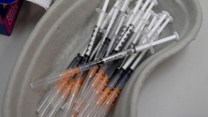 Ο ΠΟΥ προειδοποιεί για τεράστια έλλειψη στις σύριγγες εμβολιασμού κατά του κορωνοϊού