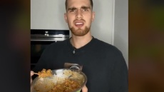 Έμαθε να μαγειρεύει στο lockdown και κυκλοφορεί βιβλίο συνταγών