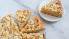 Κέικ χωρίς ζάχαρη, με ανθότυρο, αμύγδαλα και lime