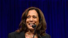 Καμάλα Χάρις: H «αόρατη» αντιπρόεδρος των ΗΠΑ πάει Παρίσι για να... καλοπιάσει τον Μακρόν