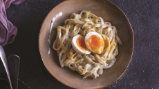 Ταλιατέλες με φέτα και αυγό