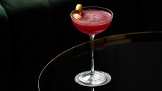 Jack Rose: Φτιάχνουμε ένα κλασικό, κόκκινο κοκτέιλ με άρωμα μήλου