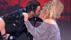 J2US: Άφωνη... η Ελένη Δήμου, την άρπαξε και την φίλησε στο στόμα ο Μαρίνος Κόνσολος