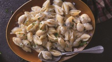 Κοχύλια με σάλτσα από ελληνικά τυριά