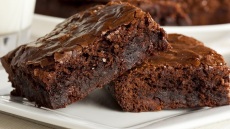 Αντιφλεγμονώδη brownies με βούτυρο αμυγδάλου και 3 μόνο υλικά