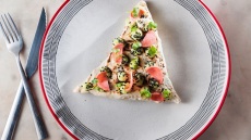 Καλιτσούνι με τσιγαριαστά χόρτα, σάλτσα αβοκάντο και ραπανάκι