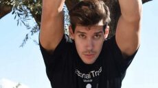 «Γνωστό πρόσωπο της πολιτικής με παρενόχλησε, ήθελε να μπω μαζί του στο ντους» αποκαλύπτει ο Μάνος Βροντζάκης