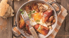 Πατάτες τηγανητές με πελτέ ντομάτας, αυγά και ξιδάτο λουκάνικο