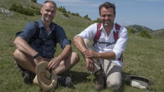 Δύο φίλοι επέστρεψαν στη γη των παππούδων τους για να καλλιεργήσουν βότανα σε μεγάλο υψόμετρο