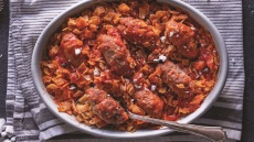 Σουτζουκάκια γιουβέτσι με χυλοπιτάκι