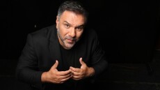 Ο Γρηγόρης Αρναούτογλου ξέσπασε κατά του καθηγητή που επιτέθηκε λεκτικά σε μαθητή επειδή φορούσε φούστα