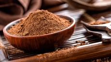 Γιατί μας κάνει καλό μια κουταλιά κακάο στον καφέ;