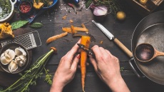 7 λάθη υγιεινής που κάνουμε συνέχεια στην κουζίνα