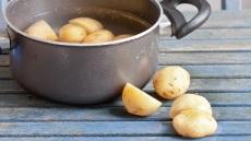 Γιατί δεν πρέπει να πετάμε το νερό που βράσαμε πατάτες