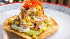 Τοστάδα με σοτέ καλαμάρι, κρέμα αβοκάντο και πράσινο μήλο