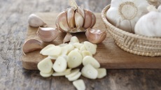 Το τέλειο τρικ για να έχουμε πάντα φρέσκο σκόρδο στο σπίτι