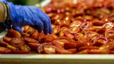 Μια οικογένεια από τη Δράμα αποξηραίνει φρούτα και λαχανικά με θερμό αέρα