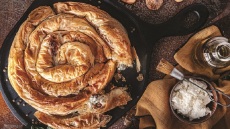  Στριφτή τυρόπιτα με αποξηραμένα σύκα και πράσινο πιπέρι