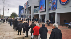 Κορωνοϊός: Ουρές στο εμβολιαστικό κέντρο «Προμηθέας» 