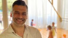 O Στέλιος Κρητικός ποζάρει αγκαλιά με την δύο μηνών κόρη του