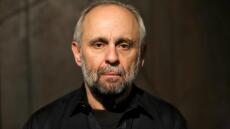 Σωτήρης Χατζάκης: Οργισμένος με το πρόωρο τέλος της παράστασης «Συνοικία το όνειρο» - «Μας πρόδωσαν»