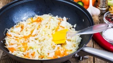 7 λάθη που κάνουμε με τα αντικολλητικά τηγάνια. Και πώς να τα αποφύγουμε…