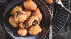 Λουκουμάδες γεμιστοί με σοκολάτα