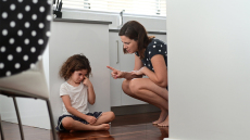 Από αγγελούδι… παλιόπαιδο: Πέντε λόγοι που το παιδί σας φέρνει σε απόγνωση – Τι να κάνετε