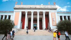 Εγκατέλειψαν δίχρονο παιδάκι έξω από το Αρχαιολογικό Μουσείο