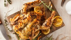 Το μυστικό του Jamie Oliver για πολύ γευστικό κοτόπουλο στον φούρνο