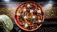 Σαλάτα με γλυκιά κολοκύθα και σάλτσα από παντζάρι, φρέσκια μυζήθρα και δυόσμο