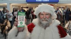 Ο Άγιος Βασίλης εμβολιάστηκε και οι ... αντιεμβολιαστές εξοργίστηκαν 